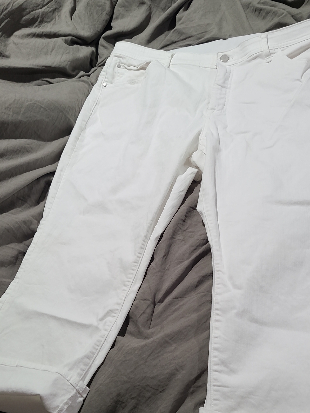EVRI Women's Relaxed Jeans in White